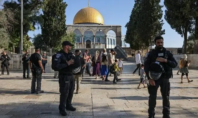 الاحتلال يعتقل اثنين من حراس المسجد الأقصى